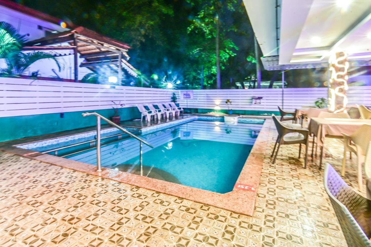 De Falcon Goa Beach Resort Candolim Exterior photo