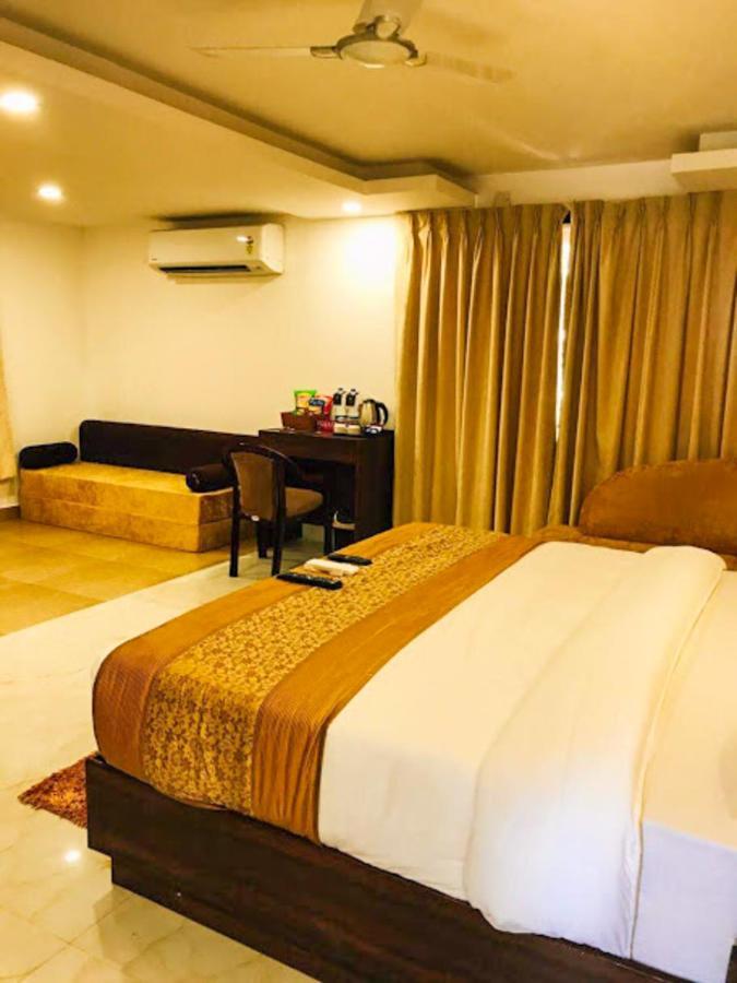 De Falcon Goa Beach Resort Candolim Exterior photo