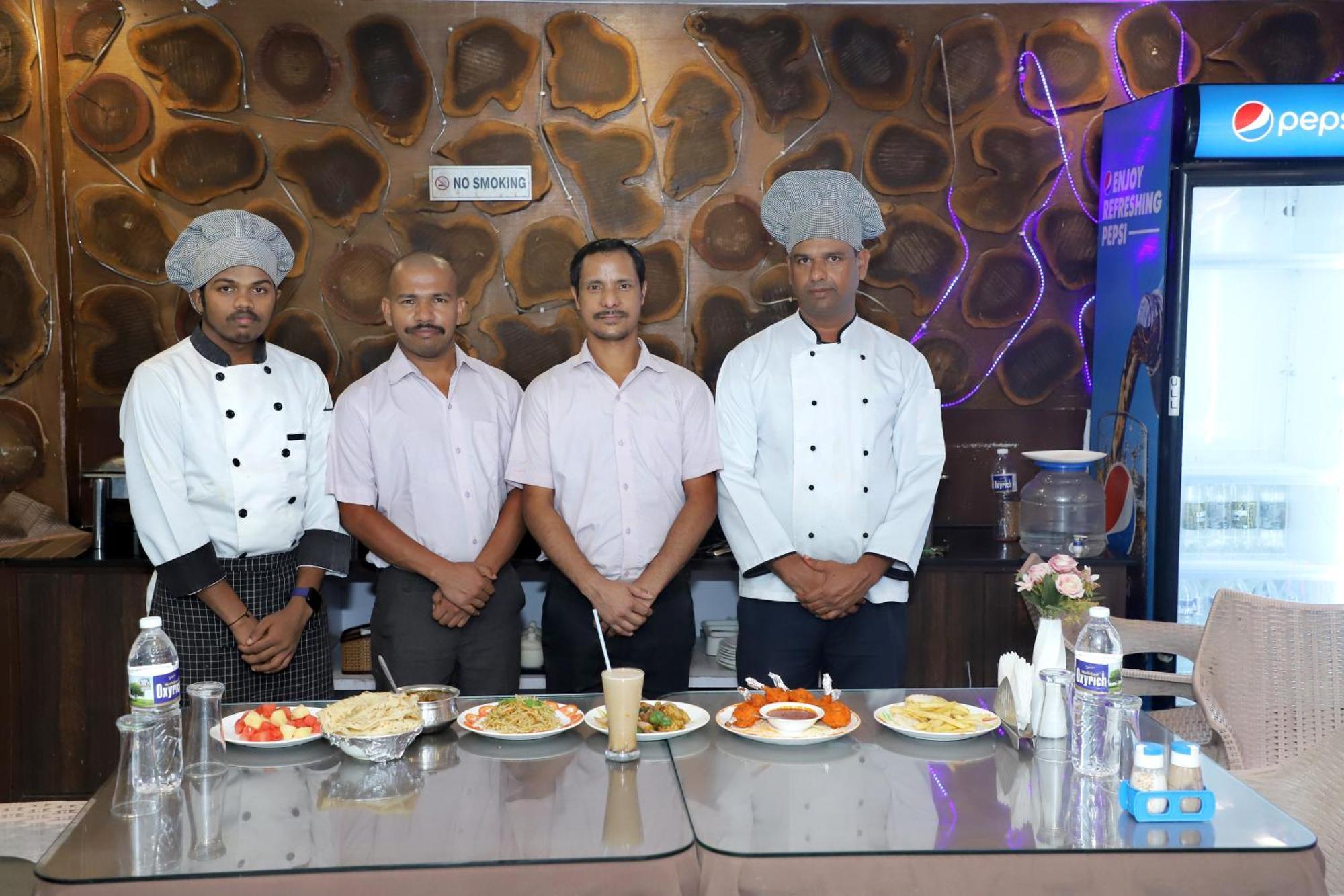 De Falcon Goa Beach Resort Candolim Exterior photo